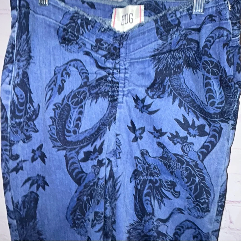 BDG Printed‎ Ruched Dipped V-Front Flare Jean size 28 - Picture 3 of 9